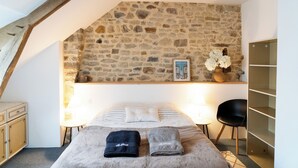 6 bedrooms, iron/ironing board, bed sheets