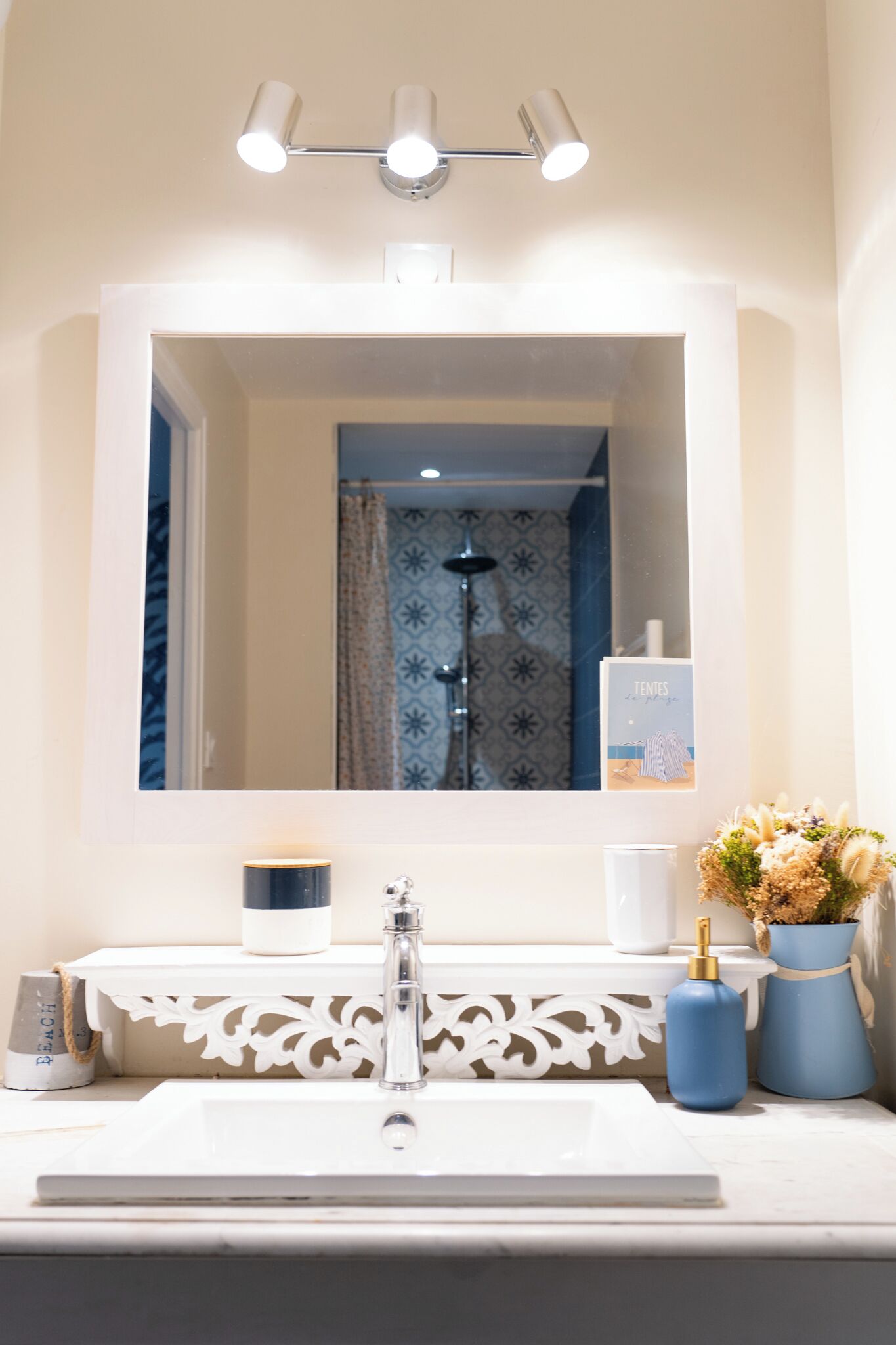 Douche, sèche-cheveux, serviettes fournies, savon