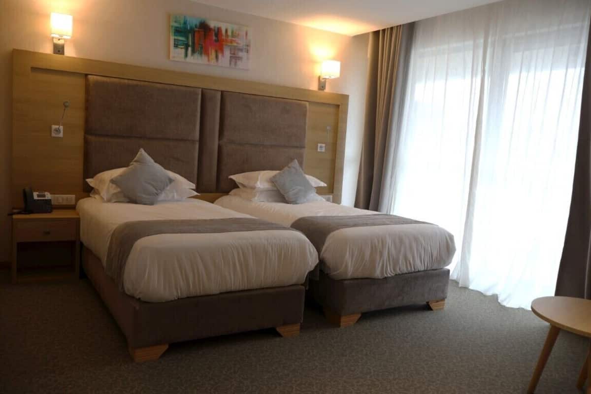 Chambre avec lits jumeaux, balcon, vue mer