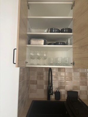 A kitchen with a sink, a faucet, a soap dispenser, and a dish rack. - T1 no Centro da Régua - Rua dos Camilos a 50m da Avenida que dá para o Rio Douro (Peso da Régua)
