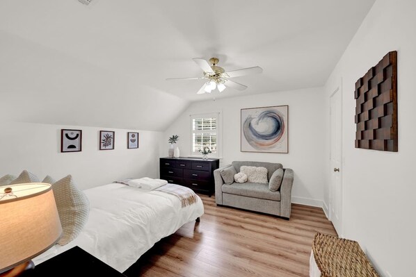 5 habitaciones, tabla de planchar con plancha y cuna de viaje 