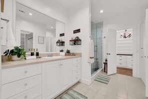 Hair dryer - Private 5-Acre Estate with 2 Homes & Pool (Fulshear)