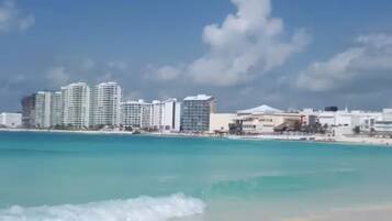 Chaises longues, serviettes de plage