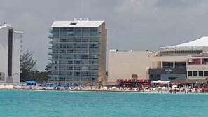 Exterior - Salvia Beach Front Condo in Cancun's Hotel Zone (Cancún)