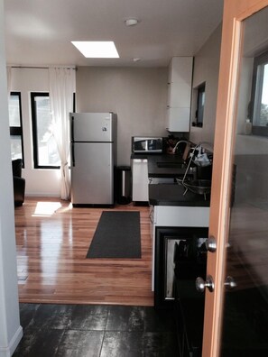Microwave, oven, stovetop, dishwasher - Modern 1-bedroom loft apartment with AC in Los Angeles (Los Angeles)