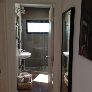 Shower, hair dryer, towels, soap - Modern 1-bedroom loft apartment with AC in Los Angeles (Los Angeles)
