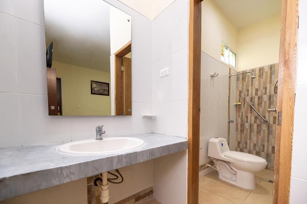 Regadera, jabón, papel de baño 