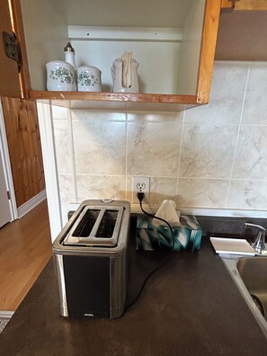 Fridge, microwave, oven, stovetop - Charming Miramichi Waterfront Escape (Miramichi)