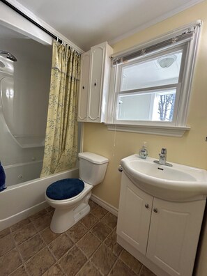 Haartrockner, Handtücher, Seife, Shampoo