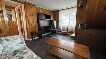 3 makuuhuonetta, työpöytä, silitysrauta/-lauta, ilmainen Wi-Fi