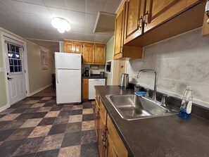 Fridge, microwave, oven, stovetop - Charming Miramichi Waterfront Escape (Miramichi)