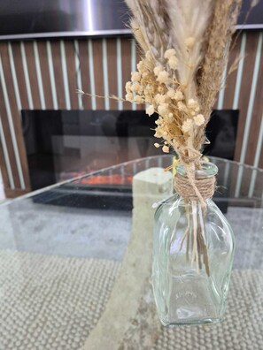 Interior detail - Stylish 1 BR Apartment Near Heathrow (Staines-upon-Thames)