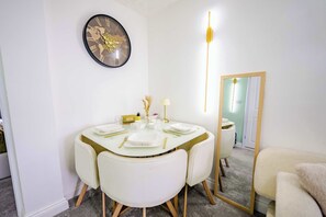 Dining - Stylish 1 BR Apartment Near Heathrow (Staines-upon-Thames)