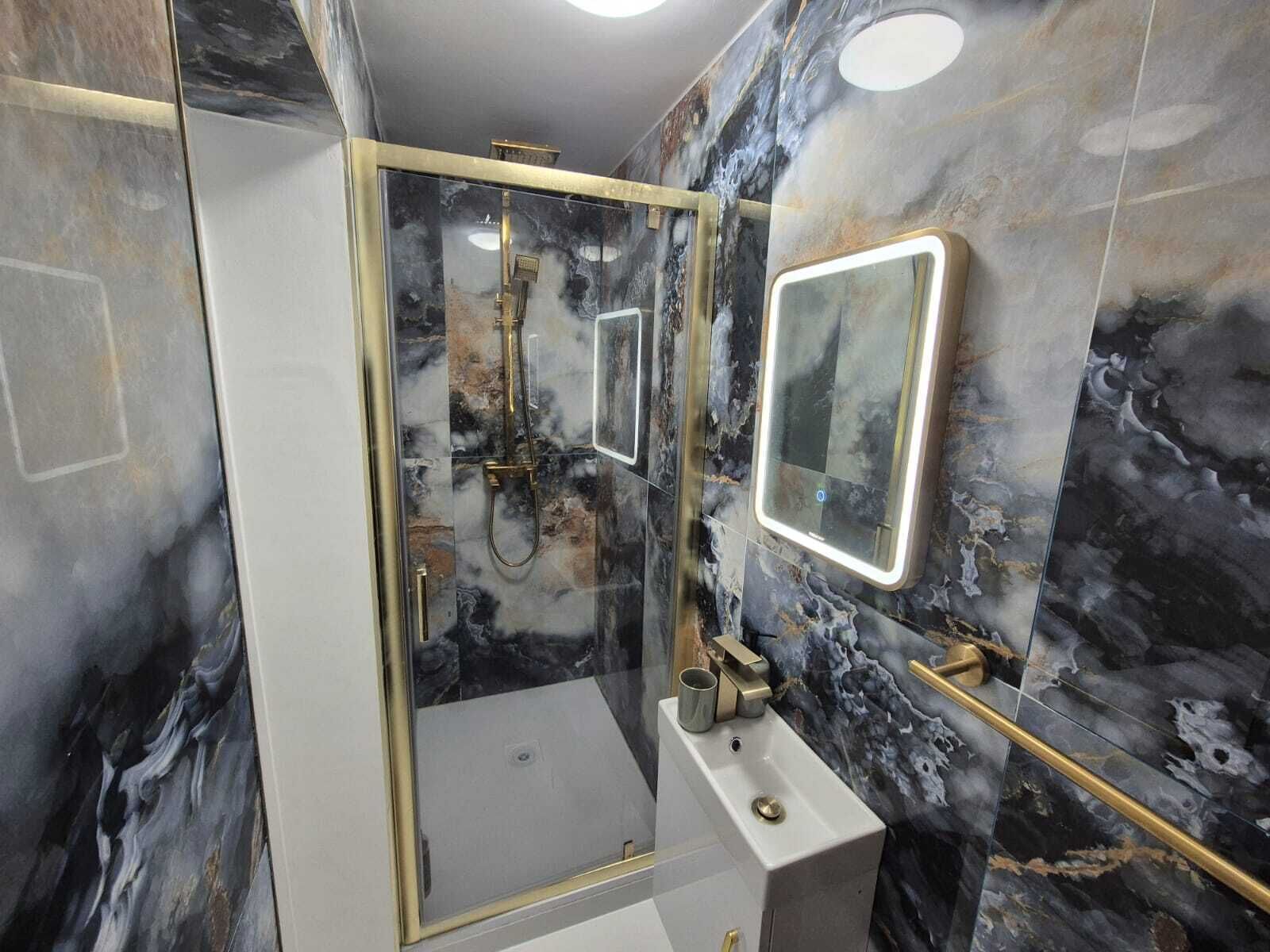 Dusj, hårføner og håndklær