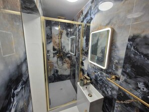 Dusj, hårføner og håndklær