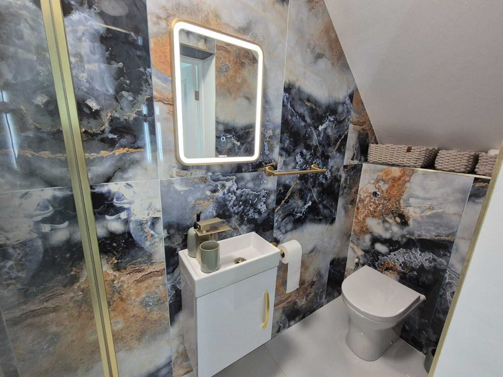 Dusj, hårføner og håndklær