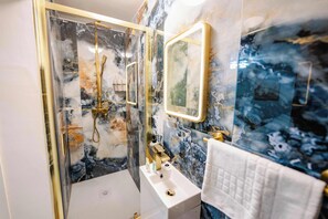 Shower, hair dryer, towels - Stylish 1 BR Apartment Near Heathrow (Staines-upon-Thames)
