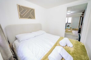 1 bedroom, iron/ironing board, WiFi, bed sheets - Stylish 1 BR Apartment Near Heathrow (Staines-upon-Thames)