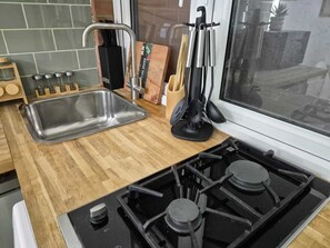 Fridge, microwave, oven, toaster - Stylish 1 BR Apartment Near Heathrow (Staines-upon-Thames)