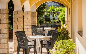 Outdoor dining - Nice apartment in Lopar with WiFi (Lopar)