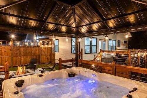 Luxury 5BR Downtown | Hot Tub | FirePit | GameRoom