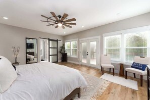 5 bedrooms, desk, iron/ironing board, travel cot