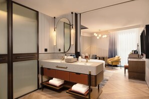 Gratis toiletartikelen, een haardroger, badjassen, pantoffels