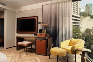 King Canopy Corner Room | Woonruimte | Een 55-inch smart-tv met digitale zenders, Netflix en boeken