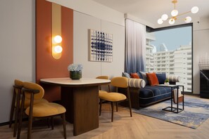 Suite Premium, 1 cama de matrimonio grande (Asoke) | Zona de estar | Smart TV de 55 pulgadas con canales digitales, Netflix