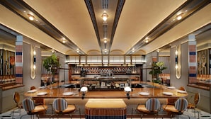 2 restaurants; breakfast, lunch and dinner served