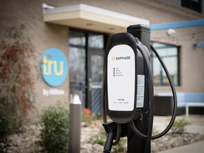 Eine Ladestation für Elektrofahrzeuge mit dem Hinweis 'ENPHASE' und dem Modell 'HCS-60'.