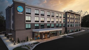 A modern hotel building with a brick facade, multiple windows, and a parking lot. - Tru By Hilton Ridgeland Jackson (Ridgeland)