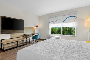Escritorio, espacio para trabajar con laptop y cortinas blackout