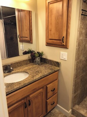 Shower, hair dryer, towels, soap - 3-Bedroom Ski Condo Near Snowbasin & Powder Mountain- Hot Tub & Pool (Huntsville)