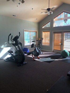 Fitness facility - 3-Bedroom Ski Condo Near Snowbasin & Powder Mountain- Hot Tub & Pool (Huntsville)