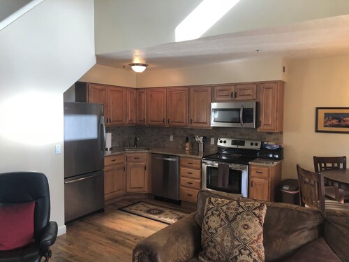 3-Bedroom Ski Condo Near Snowbasin & Powder Mountain- Hot Tub & Pool