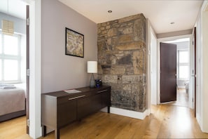 3 bedrooms, iron/ironing board, travel cot, free WiFi - Cozy Flat on Edinburgh's Historic Royal Mile (Edinburgh)