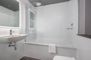 Douche, sèche-cheveux, serviettes fournies, savon