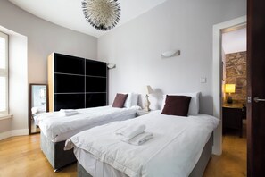 3 bedrooms, iron/ironing board, travel cot, free WiFi - Cozy Flat on Edinburgh's Historic Royal Mile (Edinburgh)