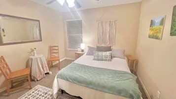 Een strijkplank/strijkijzer, wifi, beddengoed