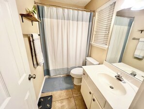 Sèche-cheveux, serviettes fournies, savon, papier toilette