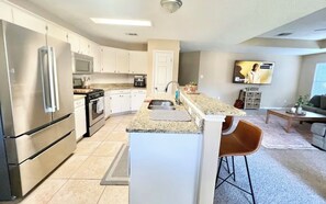 Private kitchen - Cozy 3-bedroom house with Large Backyard and 72 inch TV (Cedar Park)
