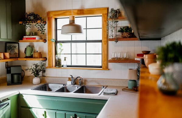 Fridge, microwave, oven, stovetop - The Ellijay Olive 🫒 | A Warm Modern Cabin in the Woods (Gilmer County)