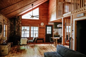 Smart TV, fireplace, books, music library - The Ellijay Olive 🫒 | A Warm Modern Cabin in the Woods (Gilmer County)