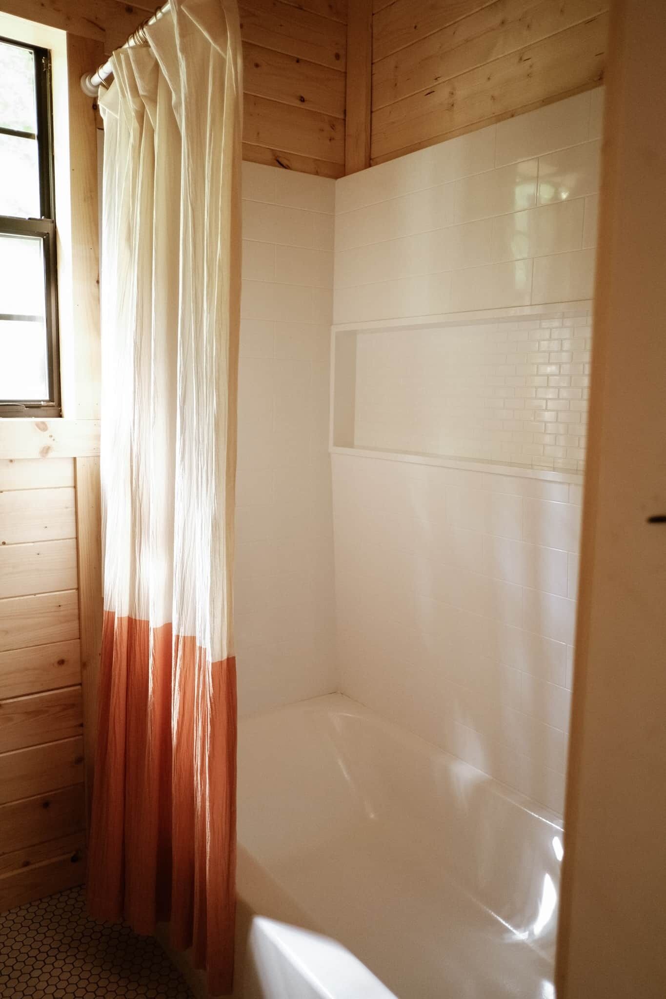 Secador de cabelo, toalhas de banho, sabonete, shampoo