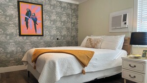Iron/ironing board, travel crib, WiFi (free), bed sheets - Studio, mini fridge/coffee DT Safety Harbor (Safety Harbor)