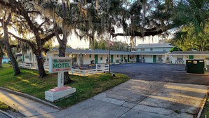 Exterior - Studio, mini fridge/coffee DT Safety Harbor (Safety Harbor)