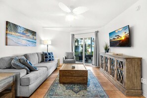 Condo, 1 cama King size y sofá cama (Sand Dollar E-101) | Área de sala de estar