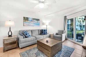 Condo, 1 cama King size y sofá cama (Sand Dollar E-101) | Área de sala de estar