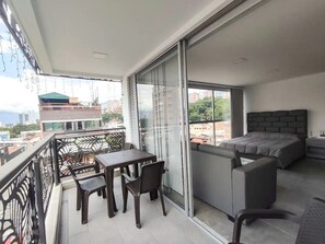 Outdoor dining - Beautiful studio 401 near Poblado Park (Medellín)